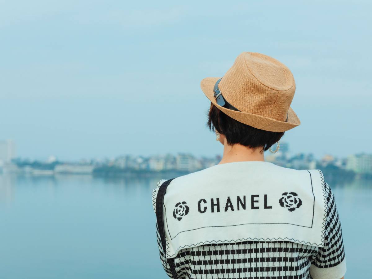 Segreti di Stile Senza Tempo: Le 5 Regole di Coco Chanel per un'Eleganza Perfetta a Qualsiasi Età