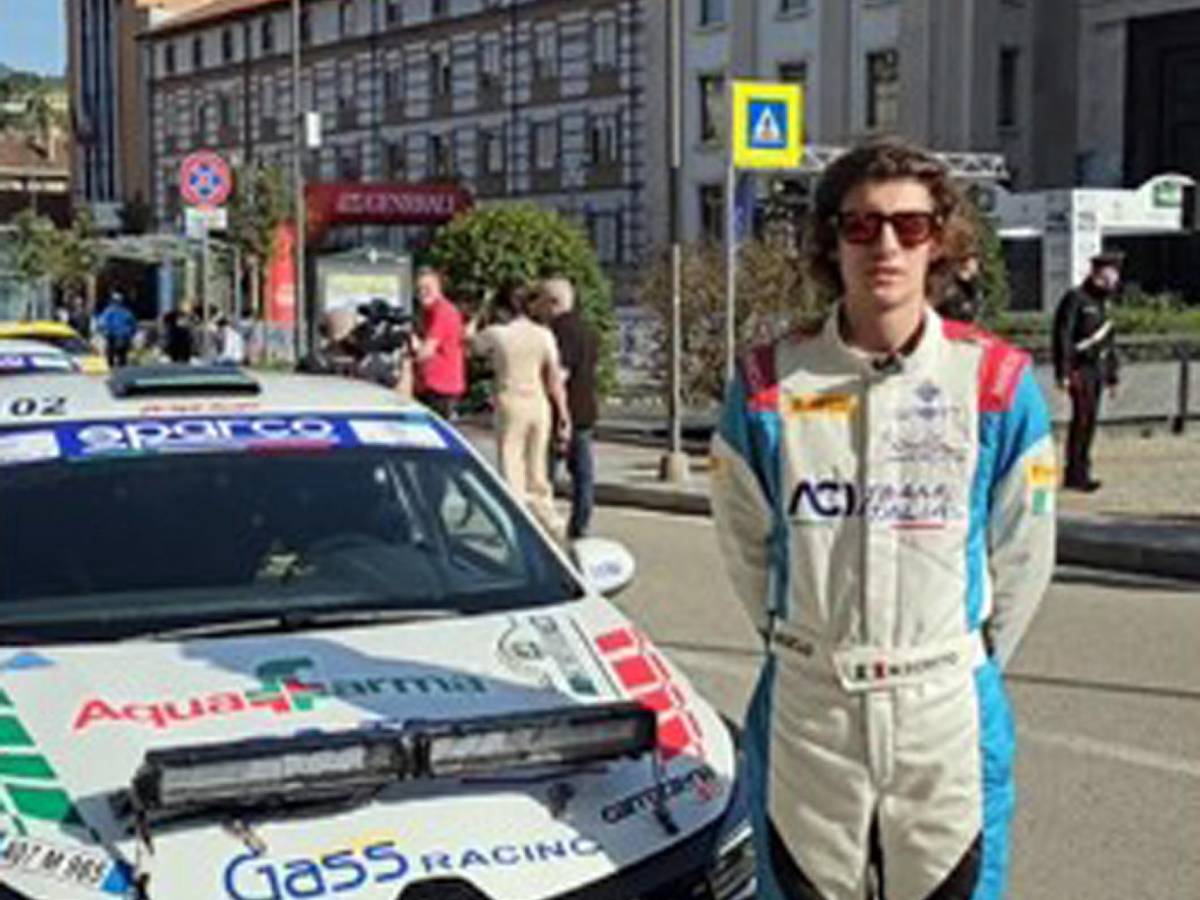 lo schianto contro l albero il campione italiano di rally muore a 21 anni