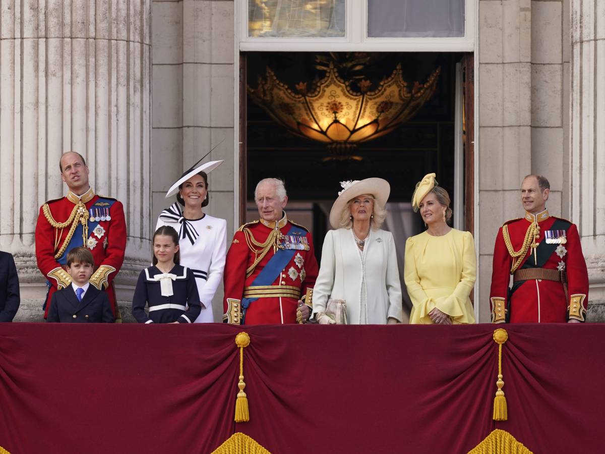 la carrozza kate e il premio a meghan gli eventi contrapposti della royal family
