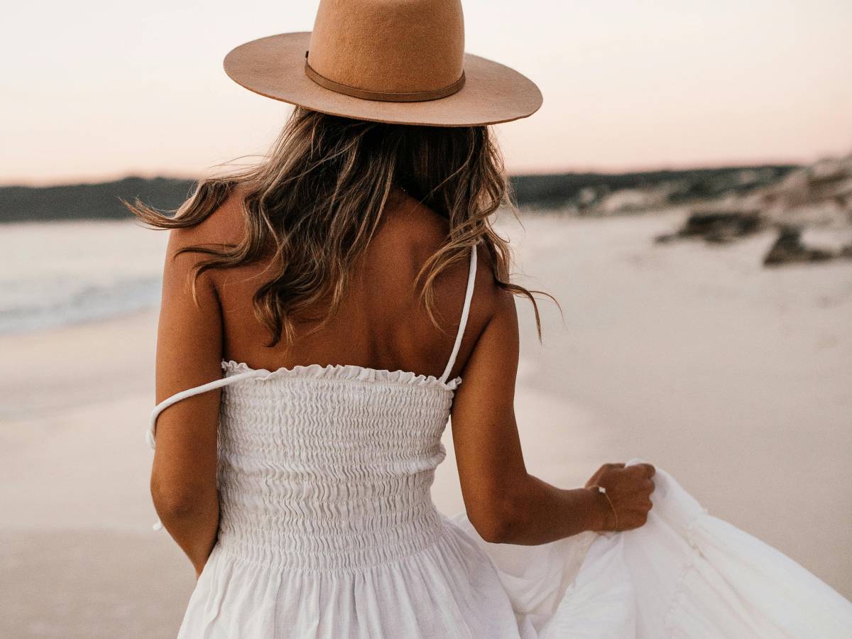over 50 l eleganza anche in spiaggia cosa indossare sopra il costume