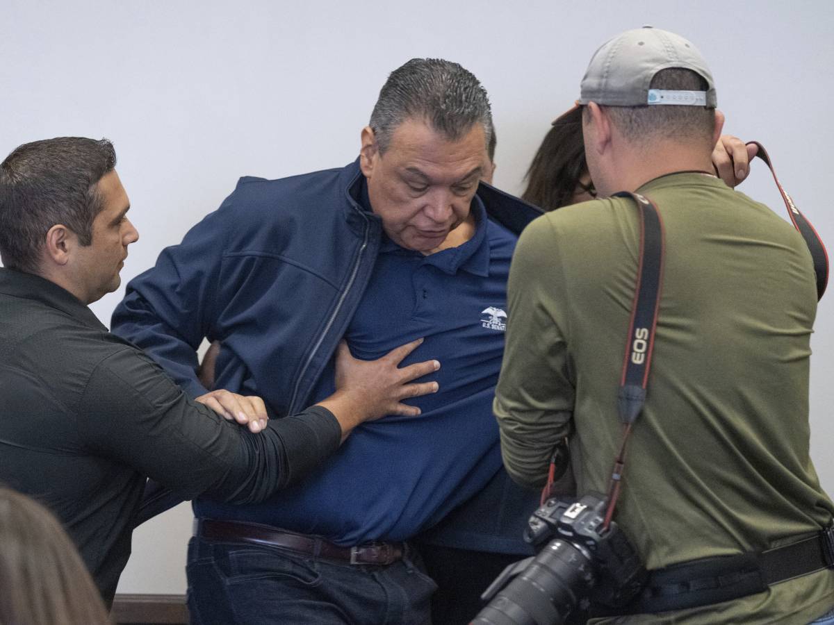 usa chi 232 il senatore democratico messo a terra e ammanettato durante una conferenza stampa