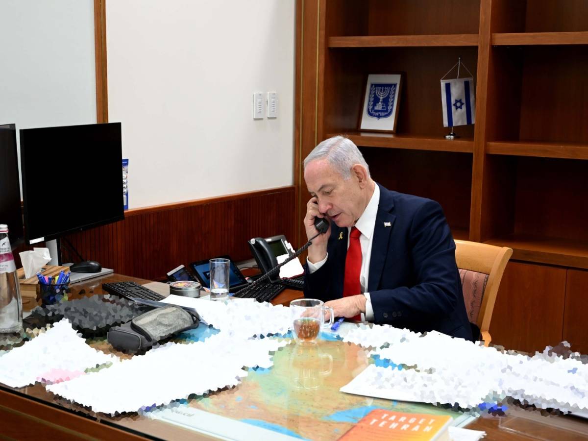 Quel dettaglio nascosto nella foto di Netanyahu nel bunker Quel dettaglio nascosto nella foto di Netanyahu nel bunker