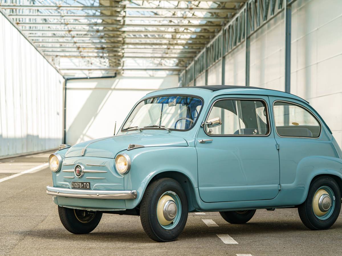 in gara alla mille miglia a bordo della fiat 600