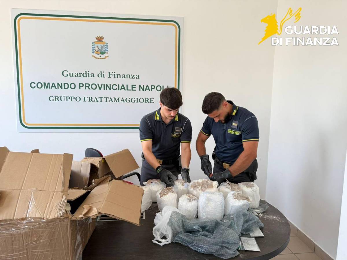 Napoli, sequestrati 100 kg di ketamina nascosta in pacchi pasta diretti a Los Angeles Napoli, sequestrati 100 kg di ketamina nascosta in pacchi pasta diretti a Los Angeles