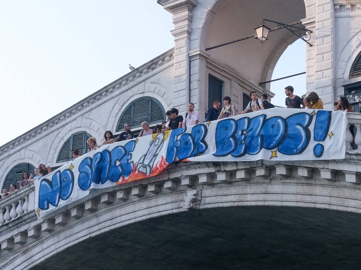 Nascono i “No Space for Bezos". Anpi e No global pronti a boicottare il matrimonio di Mr Amazon Nascono i “No Space for Bezos". Anpi e No global pronti a boicottare il matrimonio di Mr Amazon