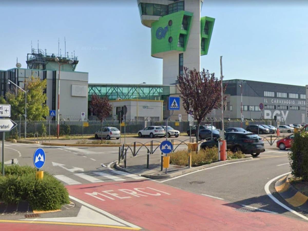panico sul volo da londra passeggero rompe il naso a un poliziotto cosa 232 successo