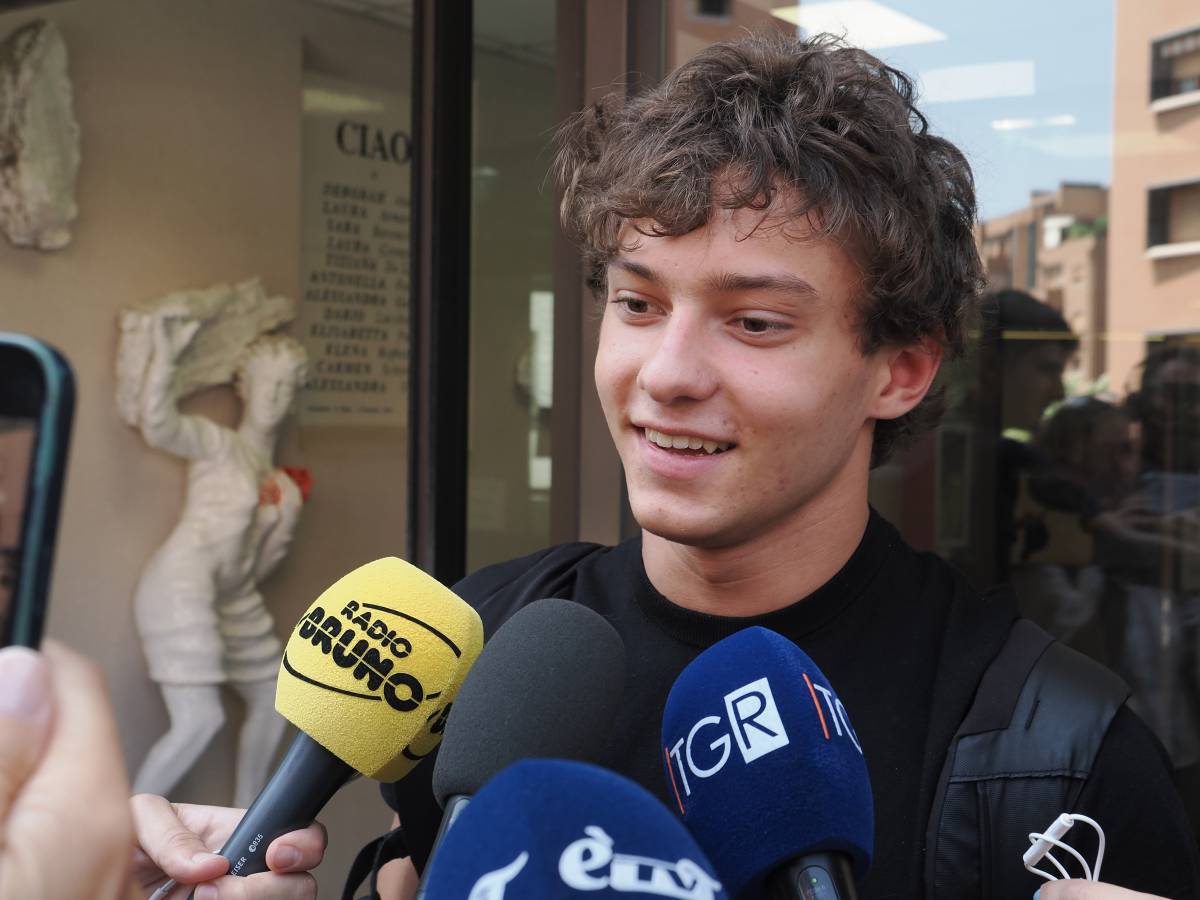 Kimi Antonelli, primo giorno di maturità: "Ho scelto la traccia sul rispetto, mi ha permesso di collegarmi allo sport". Le parole del pilota di F1 Kimi Antonelli, primo giorno di maturità: "Ho scelto la traccia sul rispetto, mi ha permesso di collegarmi allo sport". Le parole del pilota di F1
