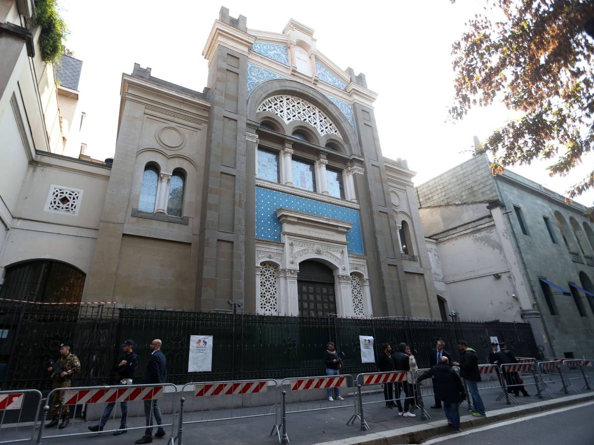 Giovani con la kippah rapinati e insultati con frasi antisemite: aggressione choc davanti alla sinagoga Giovani con la kippah rapinati e insultati con frasi antisemite: aggressione choc davanti alla sinagoga