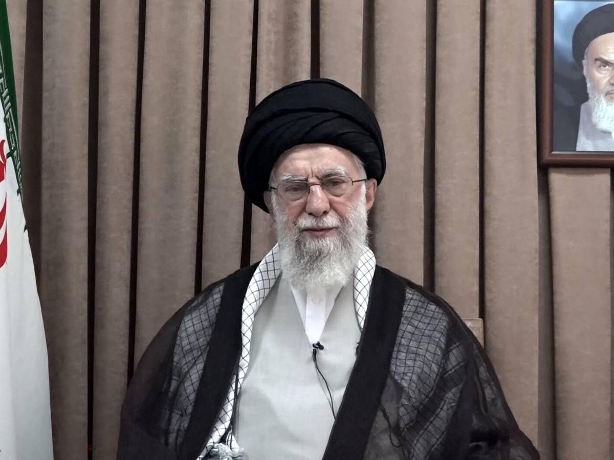 "Non ci arrenderemo mai". Khamenei sfida l "Non ci arrenderemo mai". Khamenei sfida l