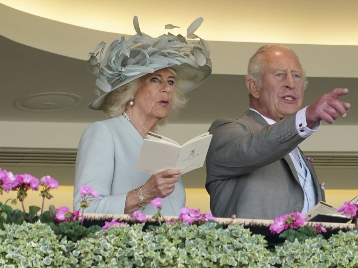 I cavalli, il dress code, le scarpe lucidate con lo champagne: i segreti dietro la "passione" della royal family I cavalli, il dress code, le scarpe lucidate con lo champagne: i segreti dietro la "passione" della royal family