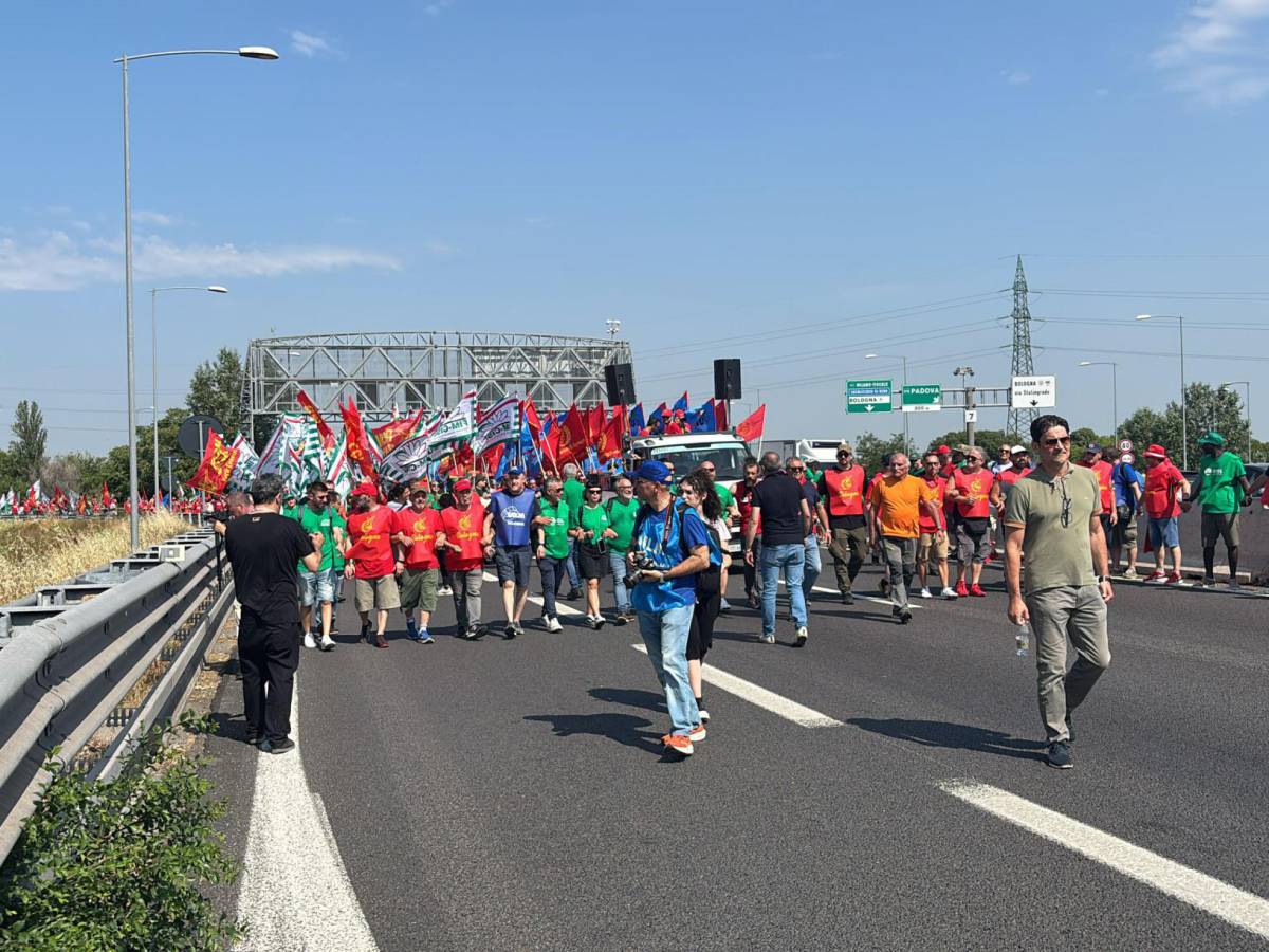 10 mila metalmeccanici bloccano la tangenziale: "Saranno denunciati per il Dl Sicurezza" 10 mila metalmeccanici bloccano la tangenziale: "Saranno denunciati per il Dl Sicurezza"
