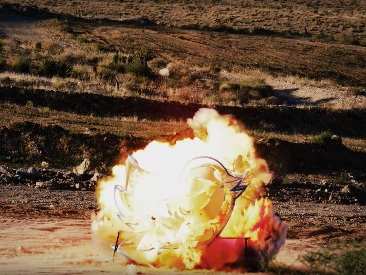 Esplode nel deserto Larry, l Esplode nel deserto Larry, l