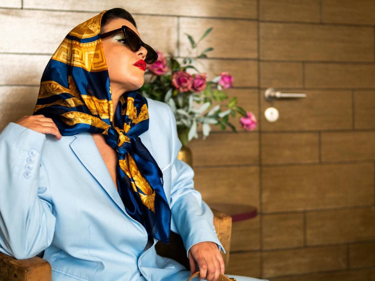 leggero e versatile il foulard idee per indossarlo d estate