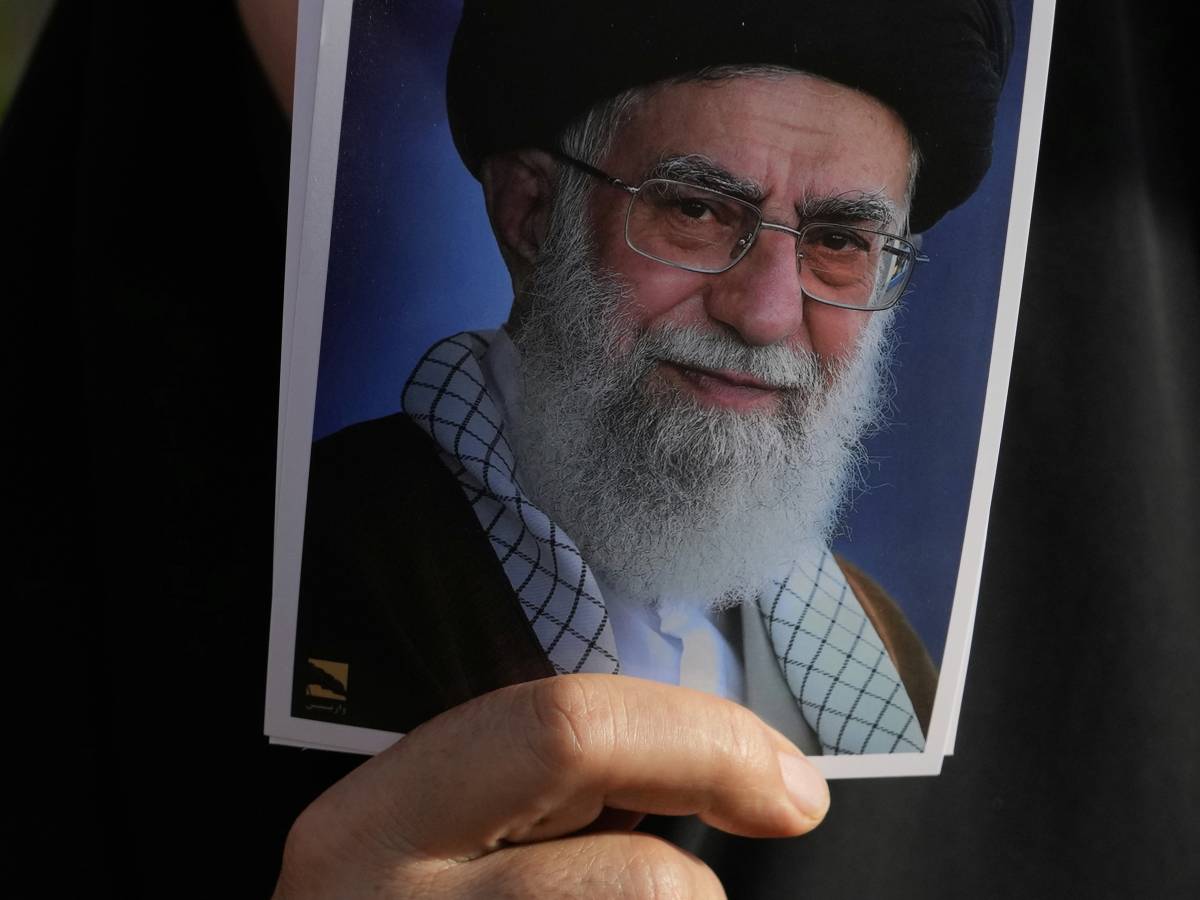 "Teheran è piena di complotti, lui ha giorni contati". Pronto il golpe contro Khamenei "Teheran è piena di complotti, lui ha giorni contati". Pronto il golpe contro Khamenei