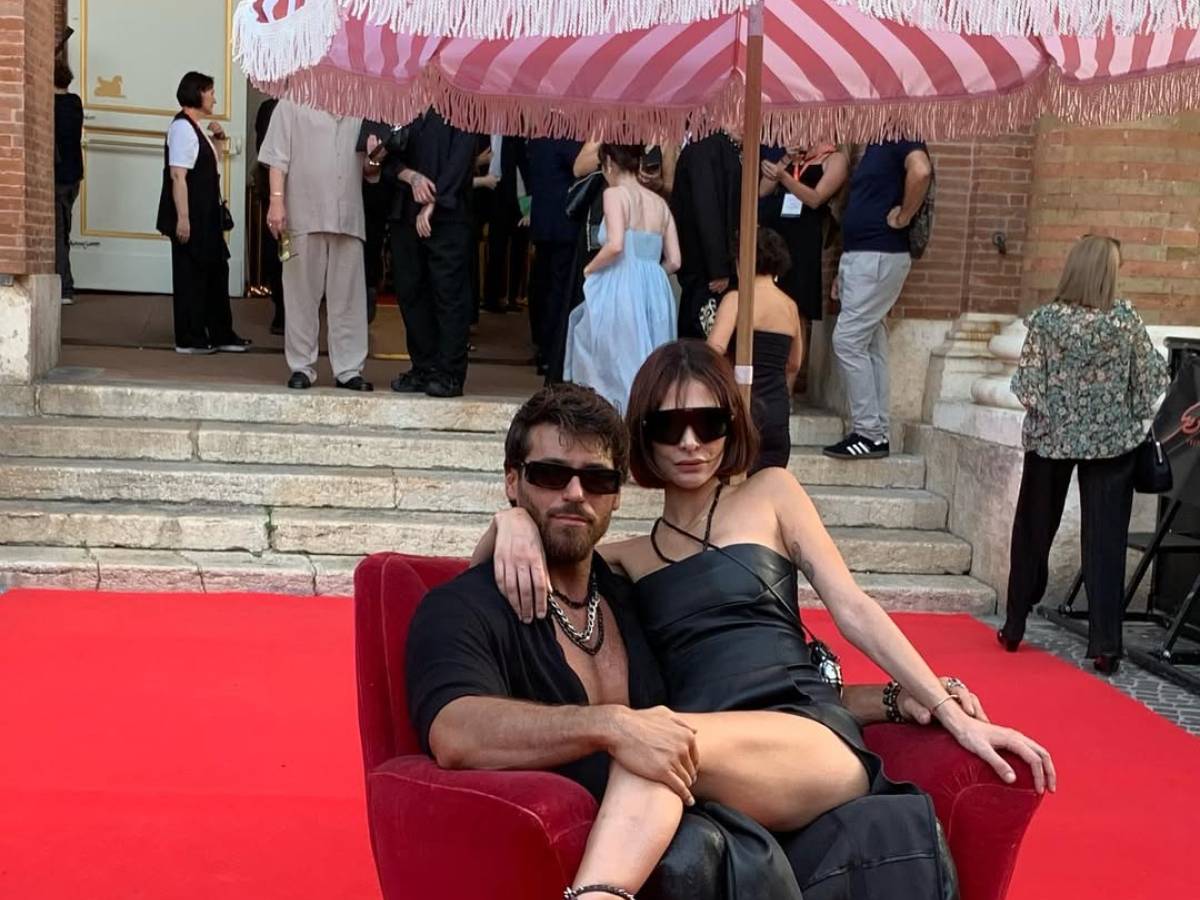 Can Yaman, il bacio appassionato con Sara Bluma: chi è la Dj nuova fiamma dell Can Yaman, il bacio appassionato con Sara Bluma: chi è la Dj nuova fiamma dell