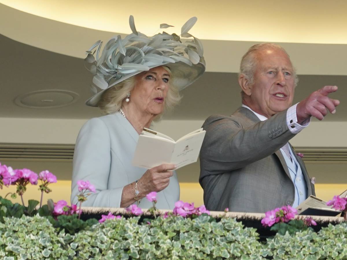 la borsa e la vendetta quello sgarbo della regina camilla a lady d
