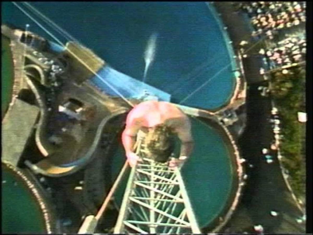 Il "Tuffo suicida" di Rick Winters: dentro una piscina da 52 metri d Il "Tuffo suicida" di Rick Winters: dentro una piscina da 52 metri d