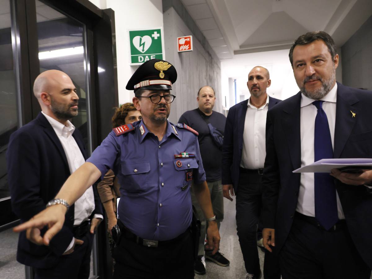 Salvini: "Non ritiro querela contro Saviano". E lo scrittore attacca: "Vergognati" Salvini: "Non ritiro querela contro Saviano". E lo scrittore attacca: "Vergognati"