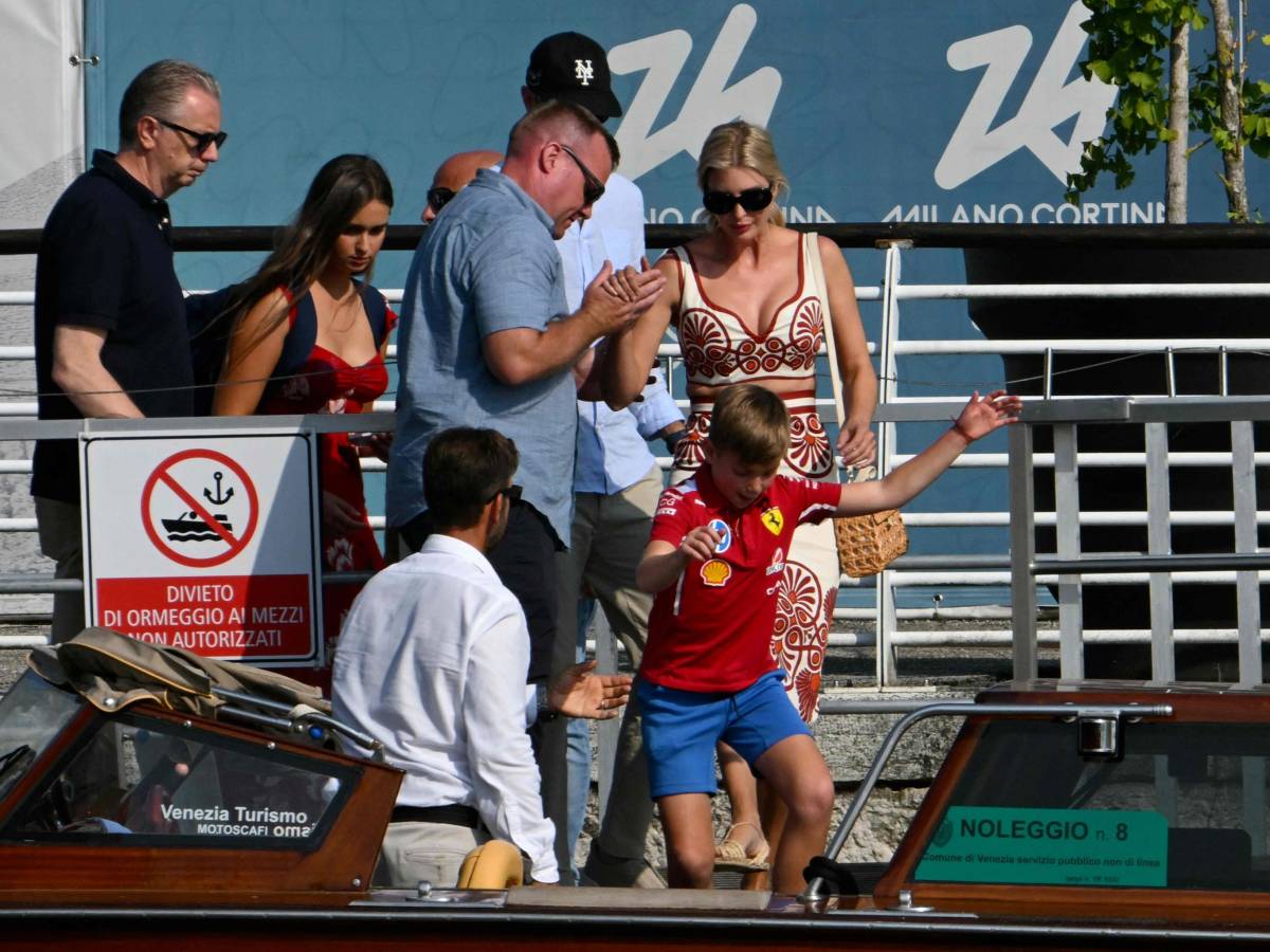 ivanka chi 232 la figlia di donald trump l arrivo a venezia con il marito jared kushner invitati speciali di bezos