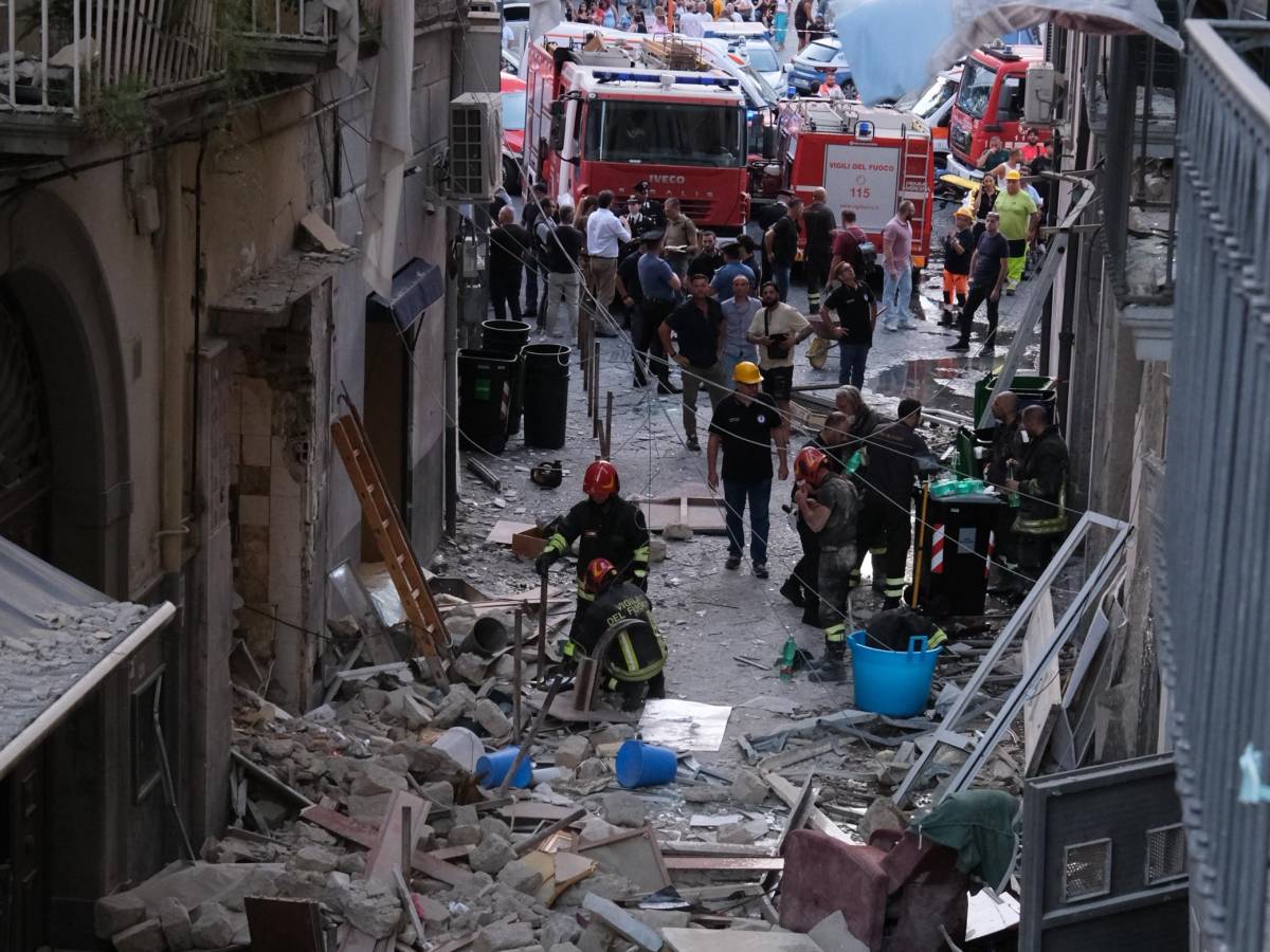 Napoli, esplosione in pieno centro: un morto e 4 feriti Napoli, esplosione in pieno centro: un morto e 4 feriti
