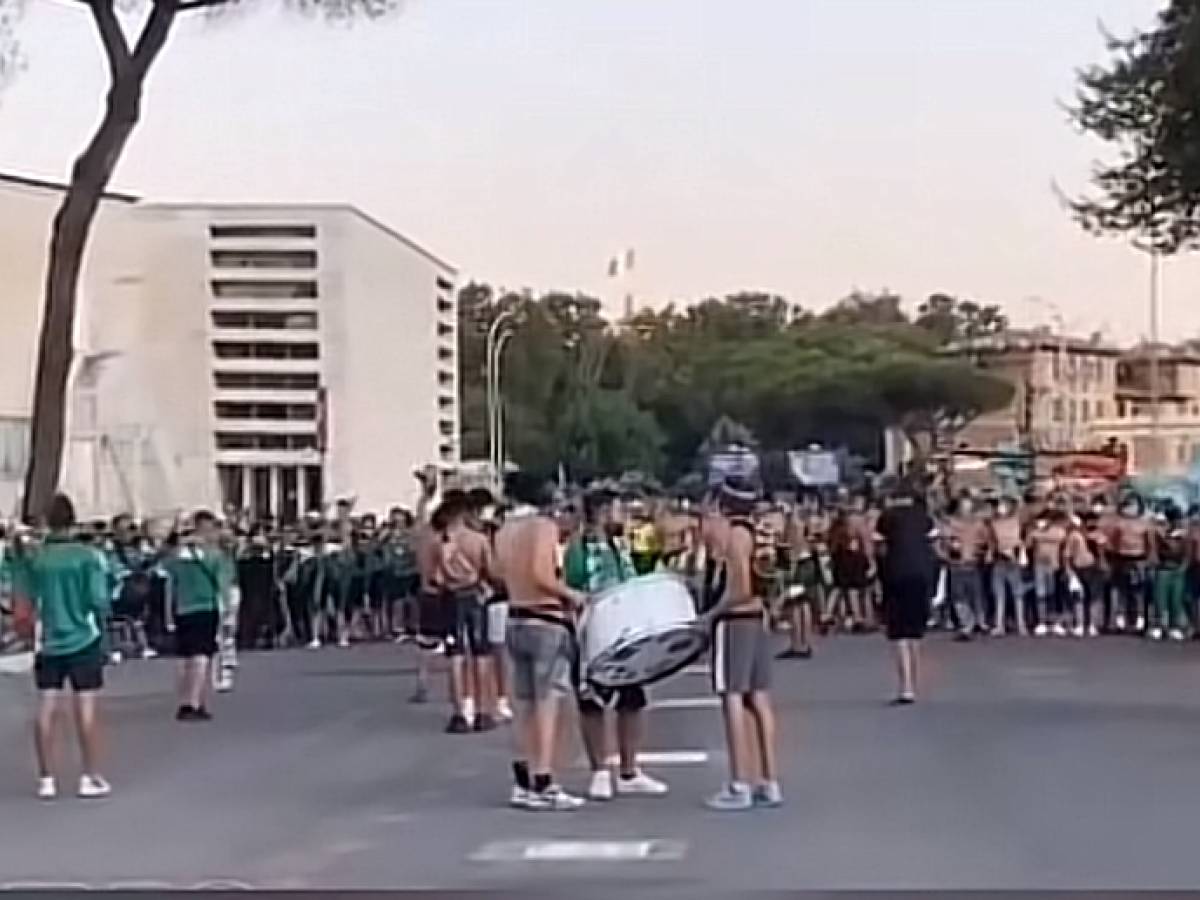 Ultrà marocchini occupano uno stadio: il raduno abusivo dei tifosi del Raja Casablanca Ultrà marocchini occupano uno stadio: il raduno abusivo dei tifosi del Raja Casablanca