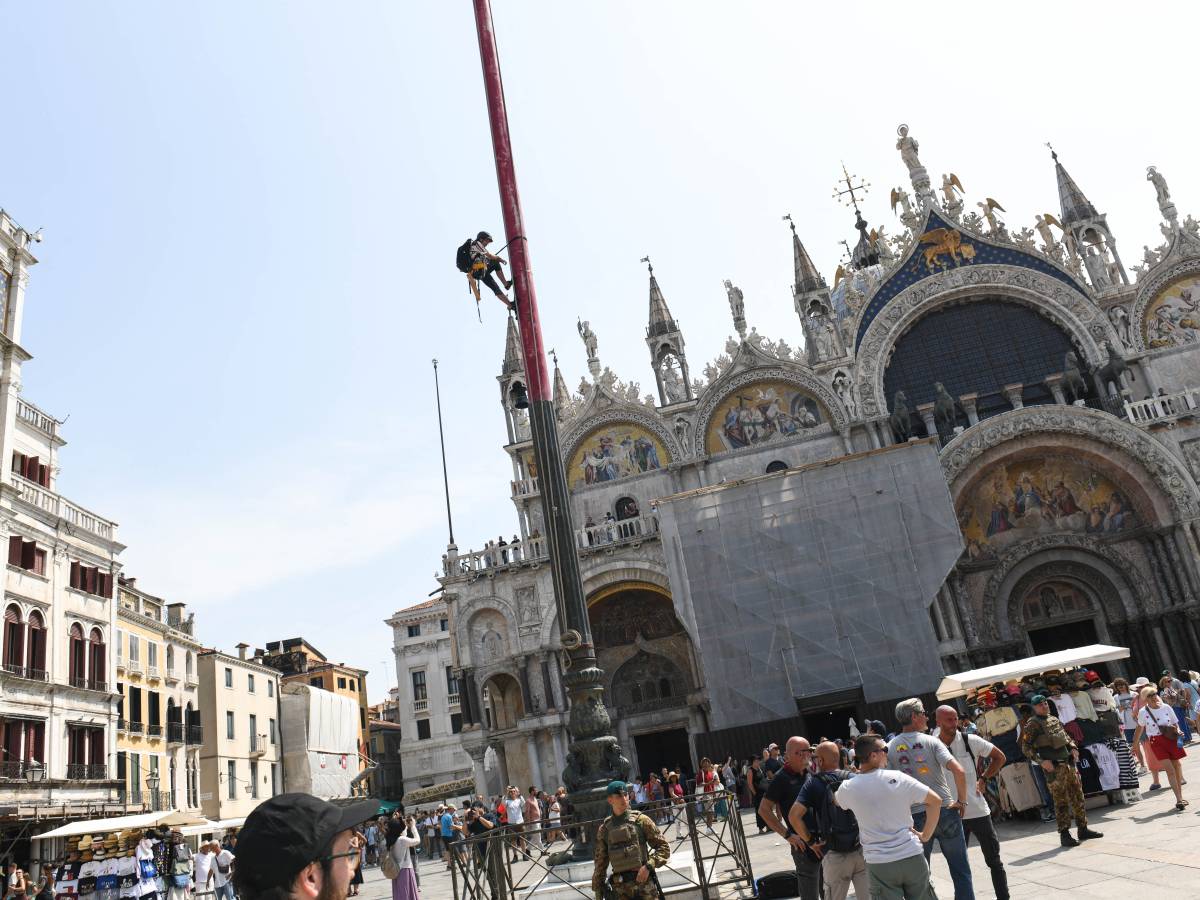 Protesta show degli attivisti "anti". E il Pd monta la polemica (inutile) Protesta show degli attivisti "anti". E il Pd monta la polemica (inutile)