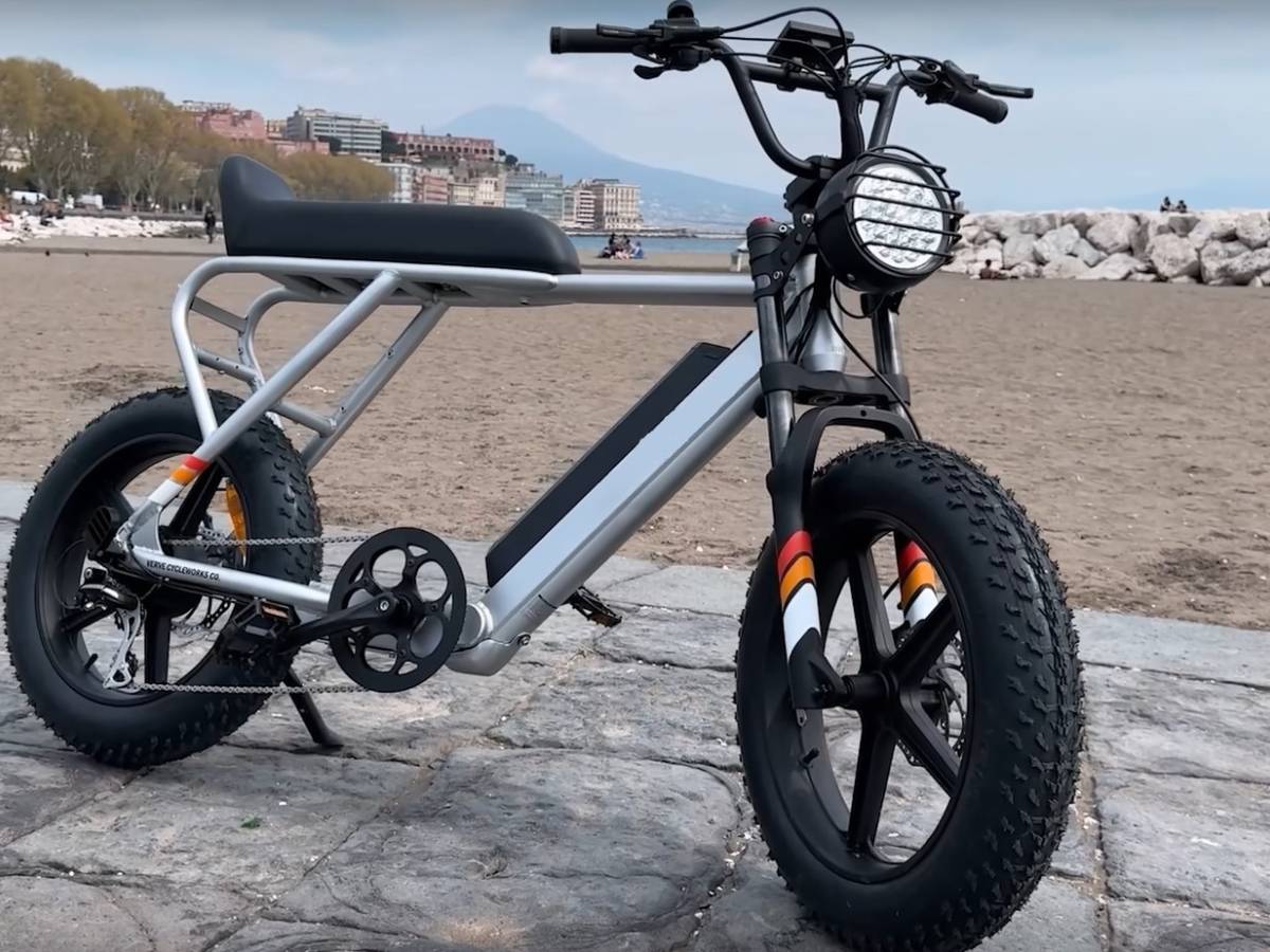 sfreccia sulla pista ciclabile con la bici truccata multa record per un senegalese