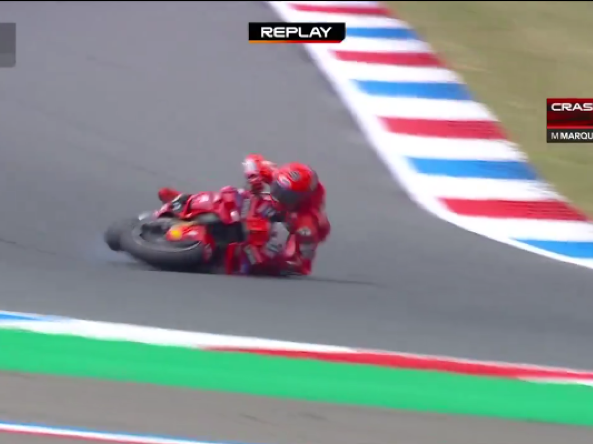 Marc Marquez cade poi fa il miglior tempo nelle prove libere ad Assen: ecco cosa è successo