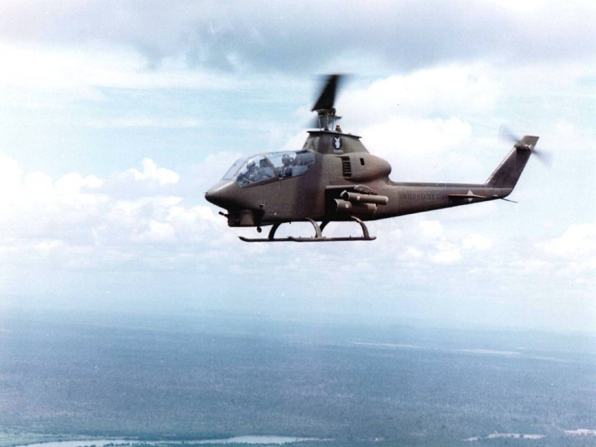 Il temerario volo del Cobra, il primo elicottero da combattimento che si distinse in Vietnam Il temerario volo del Cobra, il primo elicottero da combattimento che si distinse in Vietnam
