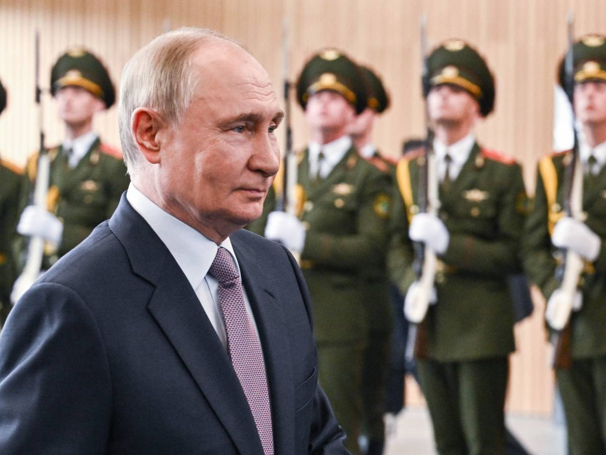 Putin "Abbasseremo le spese militari. Trump? Un uomo coraggioso che vuole la pace" Putin "Abbasseremo le spese militari. Trump? Un uomo coraggioso che vuole la pace"
