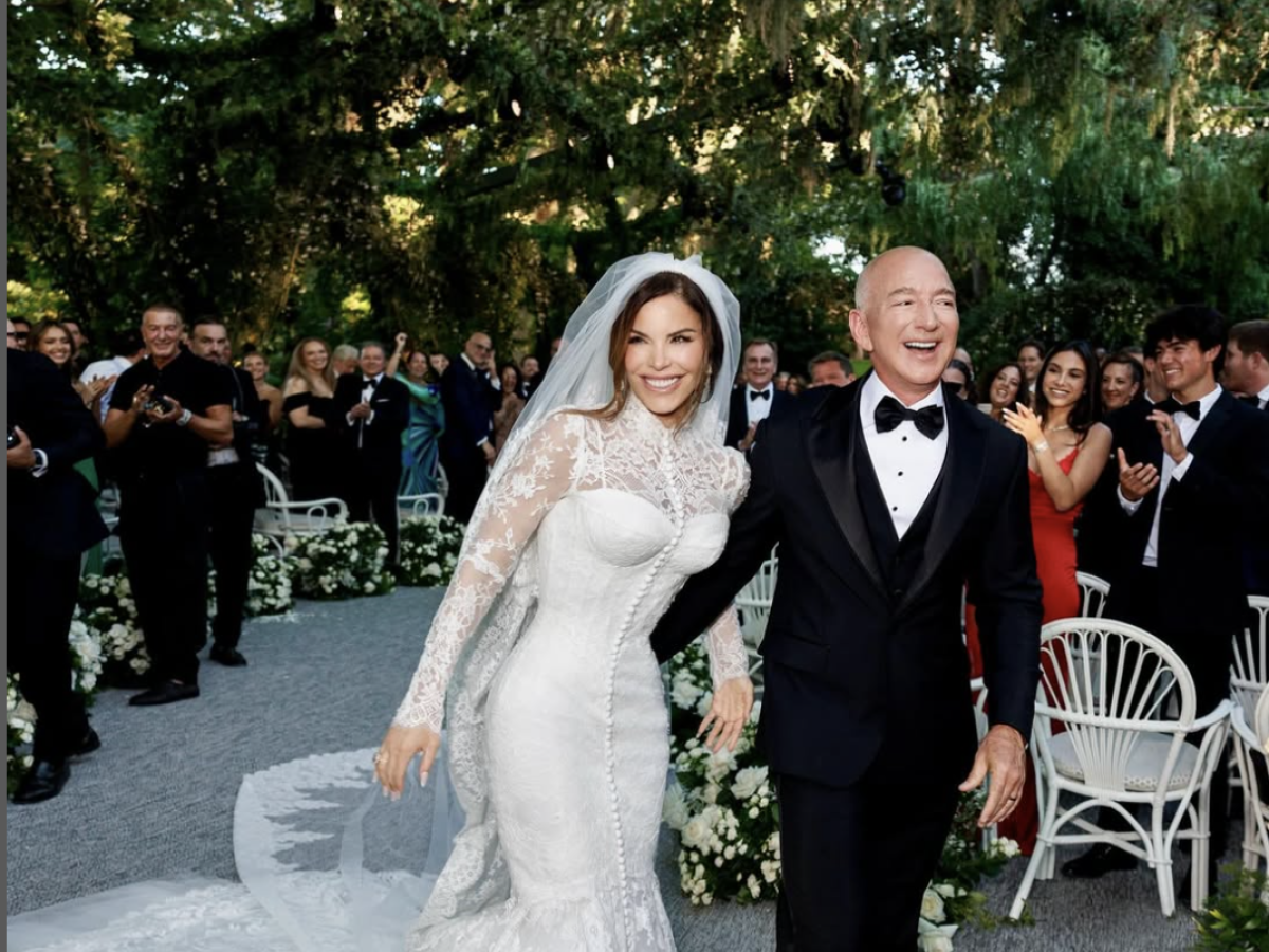 Lauren Sánchez diventa “Bezos” e svela l’abito da sposa. Matteo Bocelli apre la cerimonia con Elvis Lauren Sánchez diventa “Bezos” e svela l’abito da sposa. Matteo Bocelli apre la cerimonia con Elvis