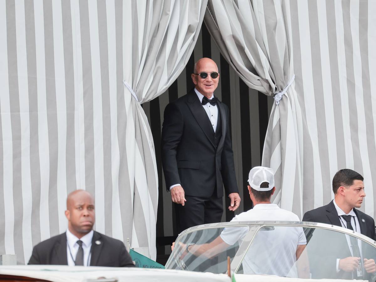 bezos sanchez le feste e le proteste continuano