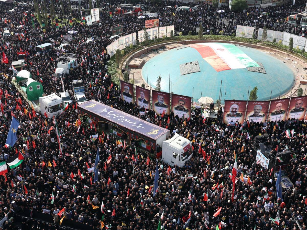 il pentagono ammette nessuna bomba anti bunker su isfahan folla ai funerali in iran morte a israele e stati uniti