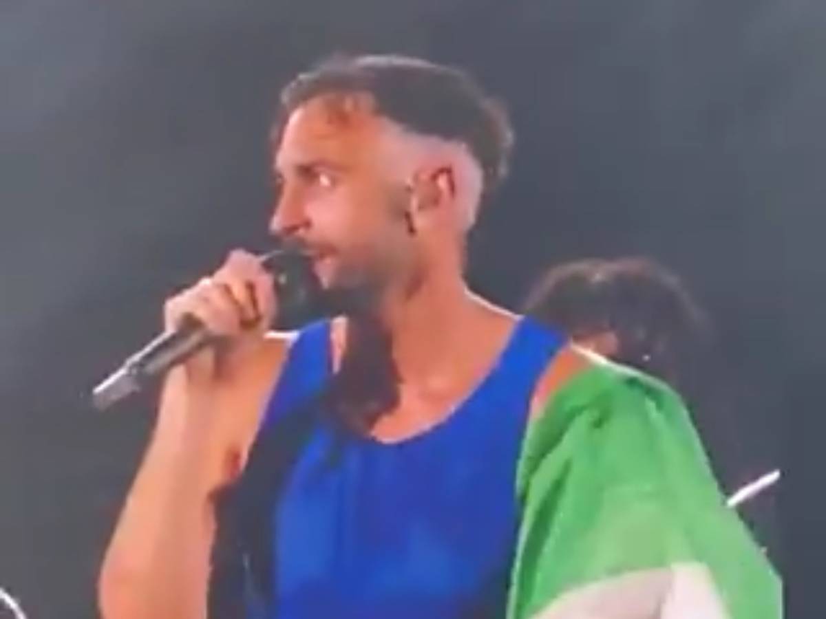 "Teste di c...". Il sermone di Mengoni con la bandiera della Palestina