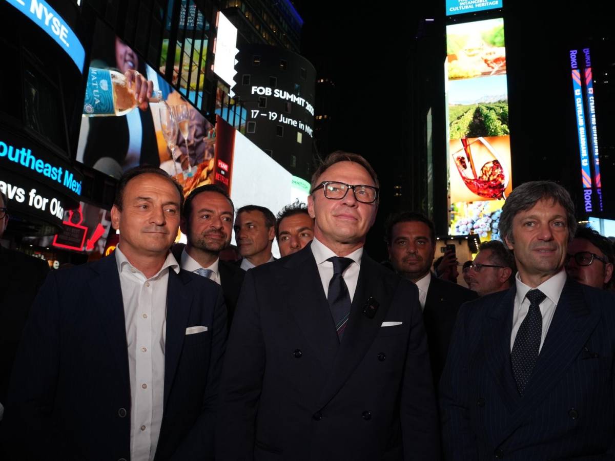 l italia conquista times square con un messaggio di unit224 ed eccellenza nel segno del made in italy