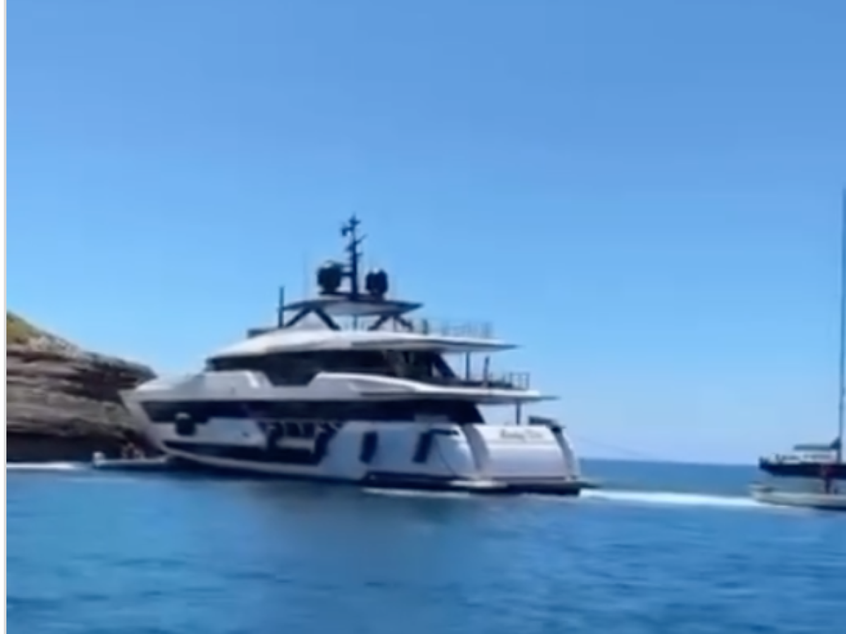 Incidente a Bonifacio: il superyacht Lady Dia si arena all Incidente a Bonifacio: il superyacht Lady Dia si arena all