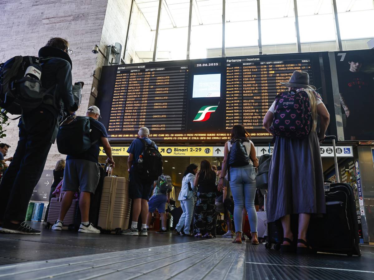 Treni nel caos tra blocchi sulle linee e ritardi Treni nel caos tra blocchi sulle linee e ritardi