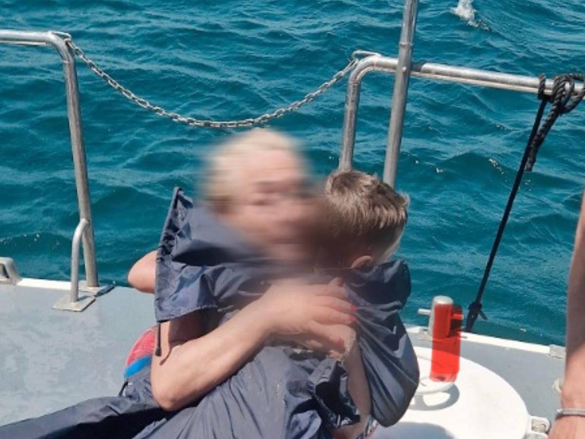 Bimbo di 5 anni e nonna trascinati al largo con il materassino: sono finiti a 4 chilometri dalla riva Bimbo di 5 anni e nonna trascinati al largo con il materassino: sono finiti a 4 chilometri dalla riva