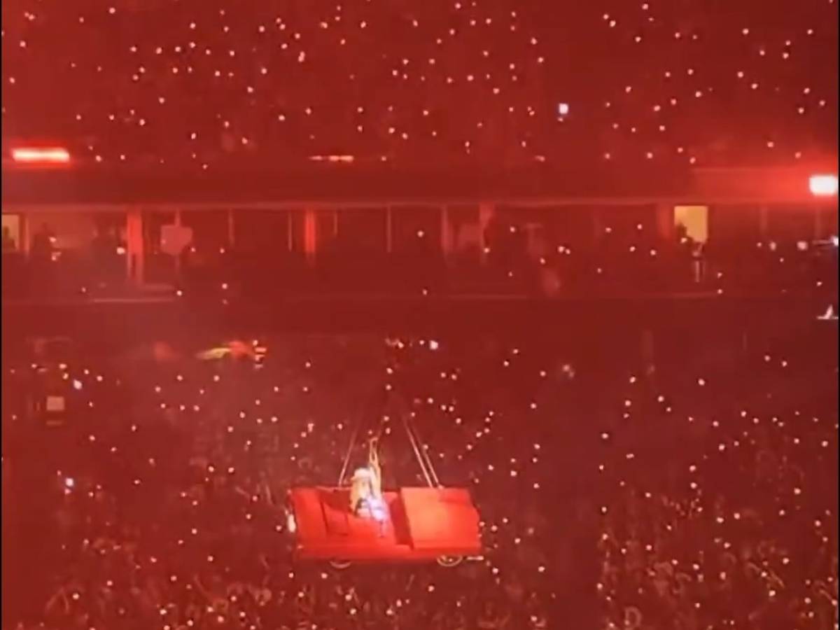 paura al concerto di beyonc233 l auto sospesa a mezz aria si inclina con su la cantante