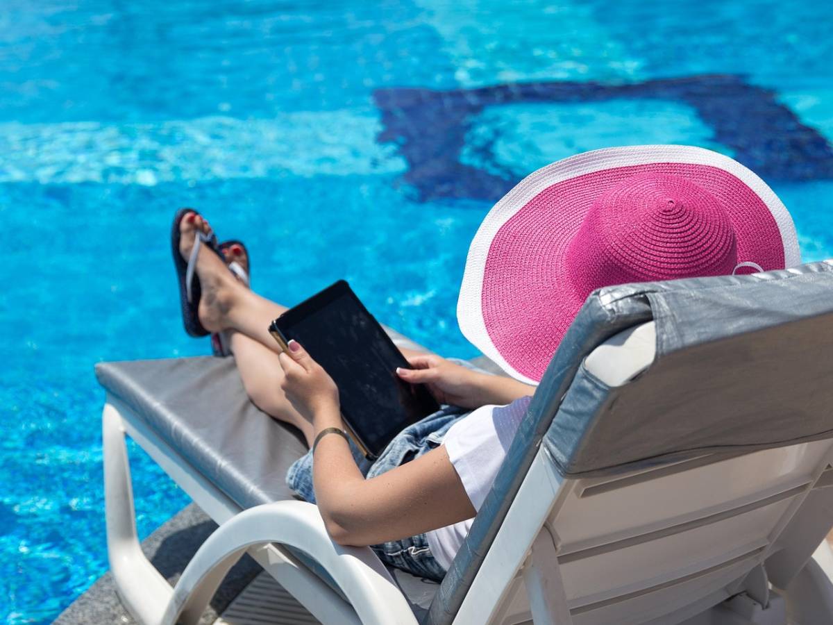 Bagno in piscina, attenzione ai batteri: quali infezioni si rischiano e come prevenirle