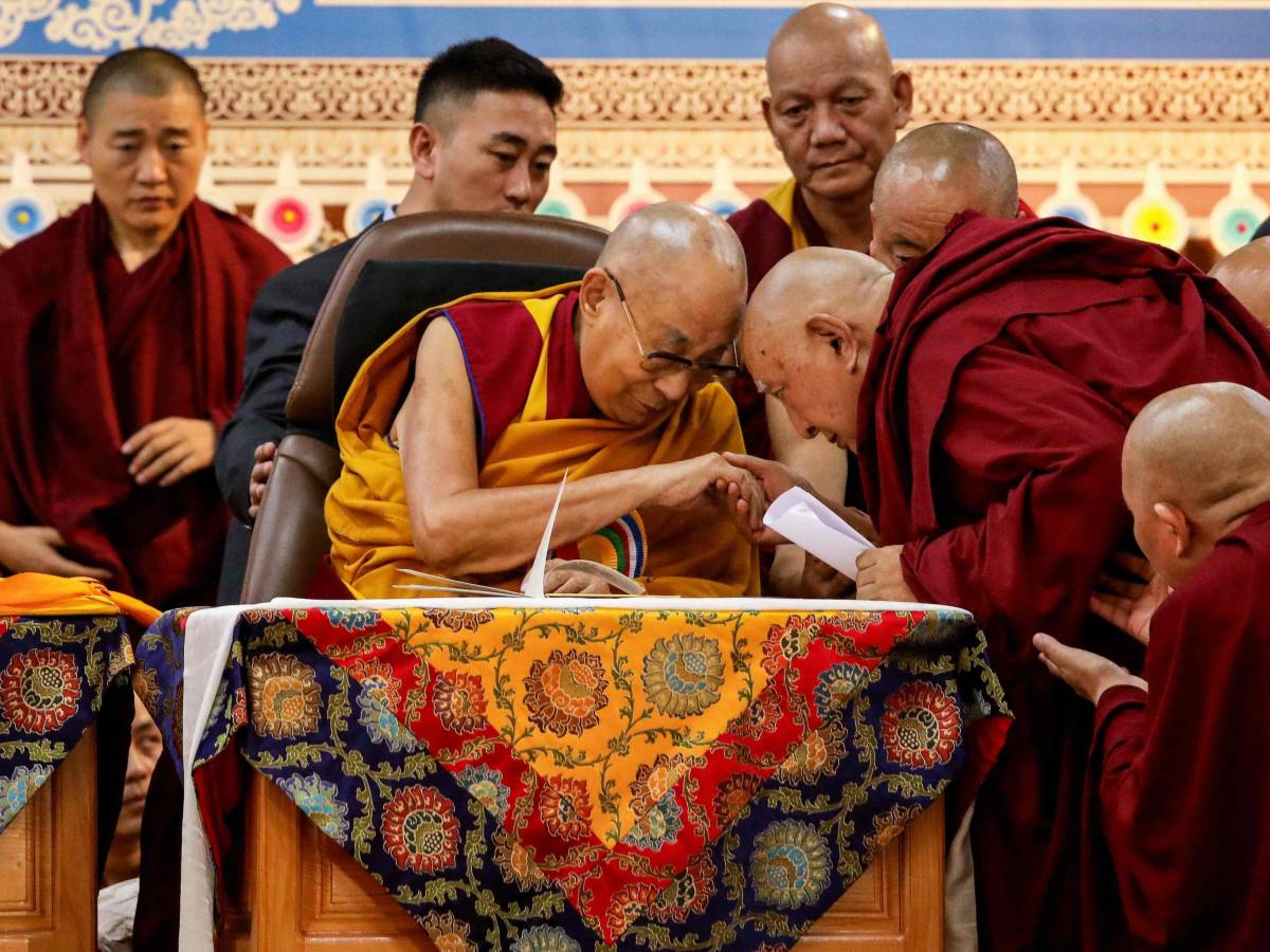 "Il prossimo lo decidiamo noi". Scontro tra Pechino e il Dalai Lama