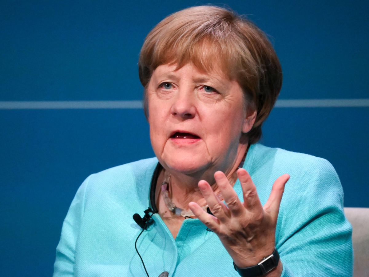 l ammissione di angela merkel ha reso adf forte ma giusto accogliere i rifugiati