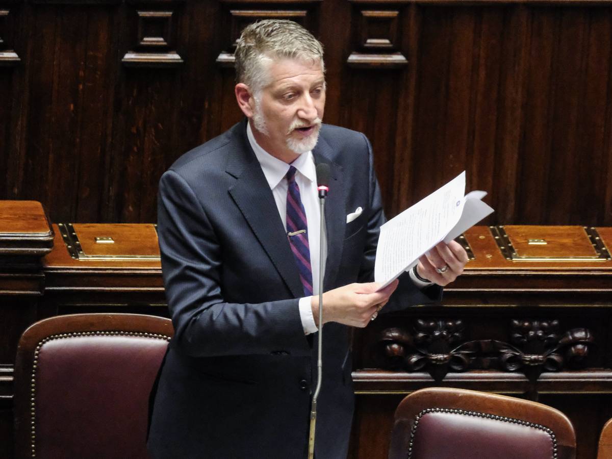 Cinema, Giuli non ci sta e replica alle critiche sui 100milioni per il cinema: "Crassa ignoranza" Cinema, Giuli non ci sta e replica alle critiche sui 100milioni per il cinema: "Crassa ignoranza"