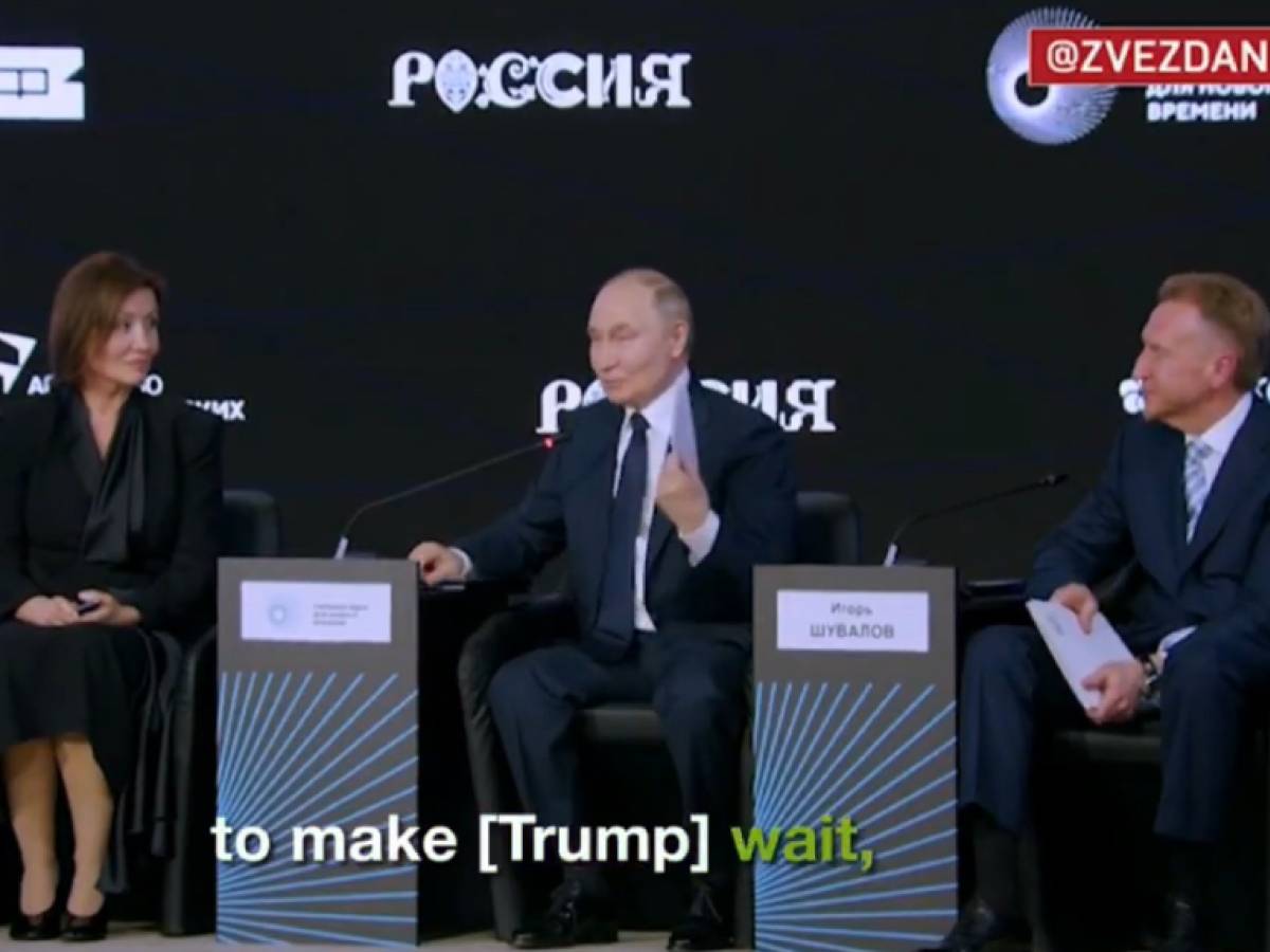 "Devo andare, potrebbe arrabbiarsi". E Putin abbandona un forum per la telefonata con Trump