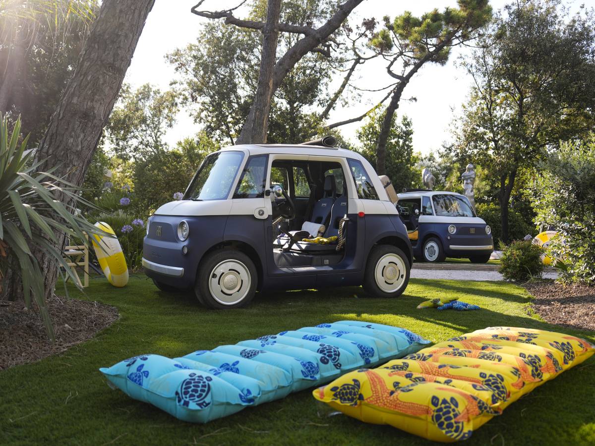 Ecco Topolino Dolcevita, la microcar ora si veste da mare