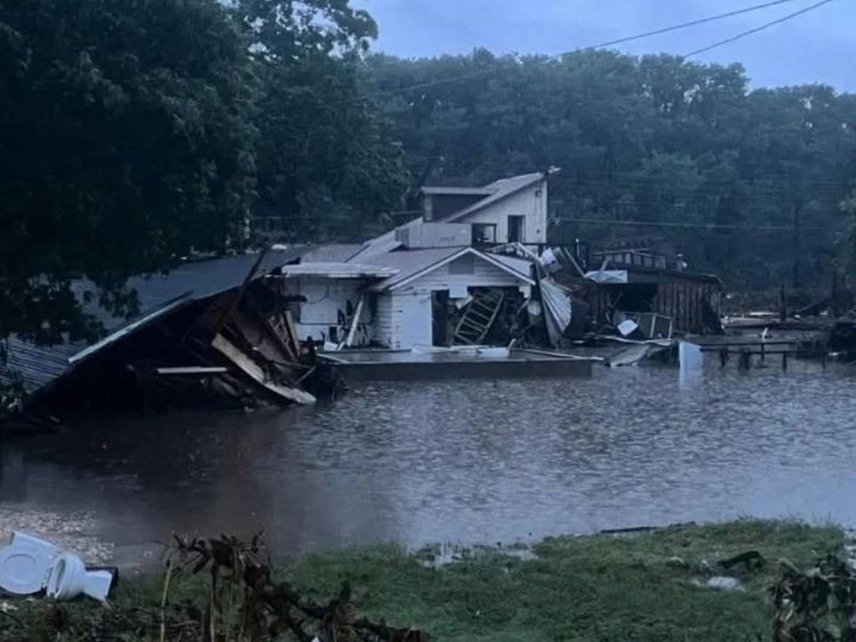 Texas, fiume straripa e travolge i campi estivi: 6 morti e centinaia di dispersi, molti bambini Texas, fiume straripa e travolge i campi estivi: 6 morti e centinaia di dispersi, molti bambini