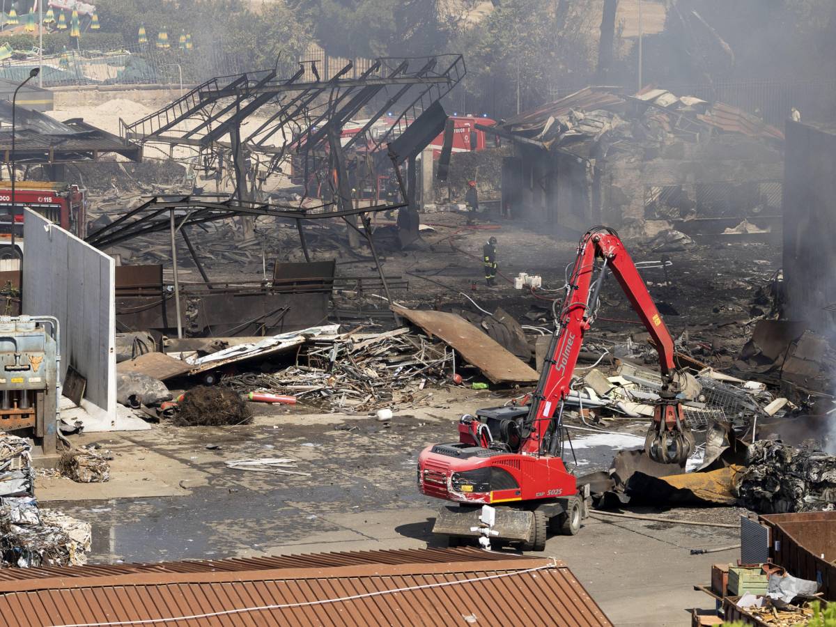 Il boato, le fiamme, la paura: esplode il distributore di gas Il boato, le fiamme, la paura: esplode il distributore di gas