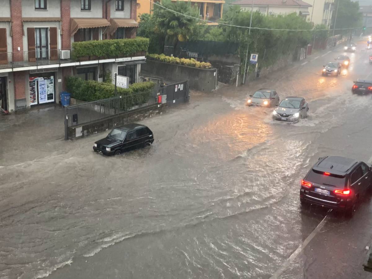 Maltempo al Nord: allagamenti tra Varese, Como e Bergamo. Forte vento a Milano Maltempo al Nord: allagamenti tra Varese, Como e Bergamo. Forte vento a Milano