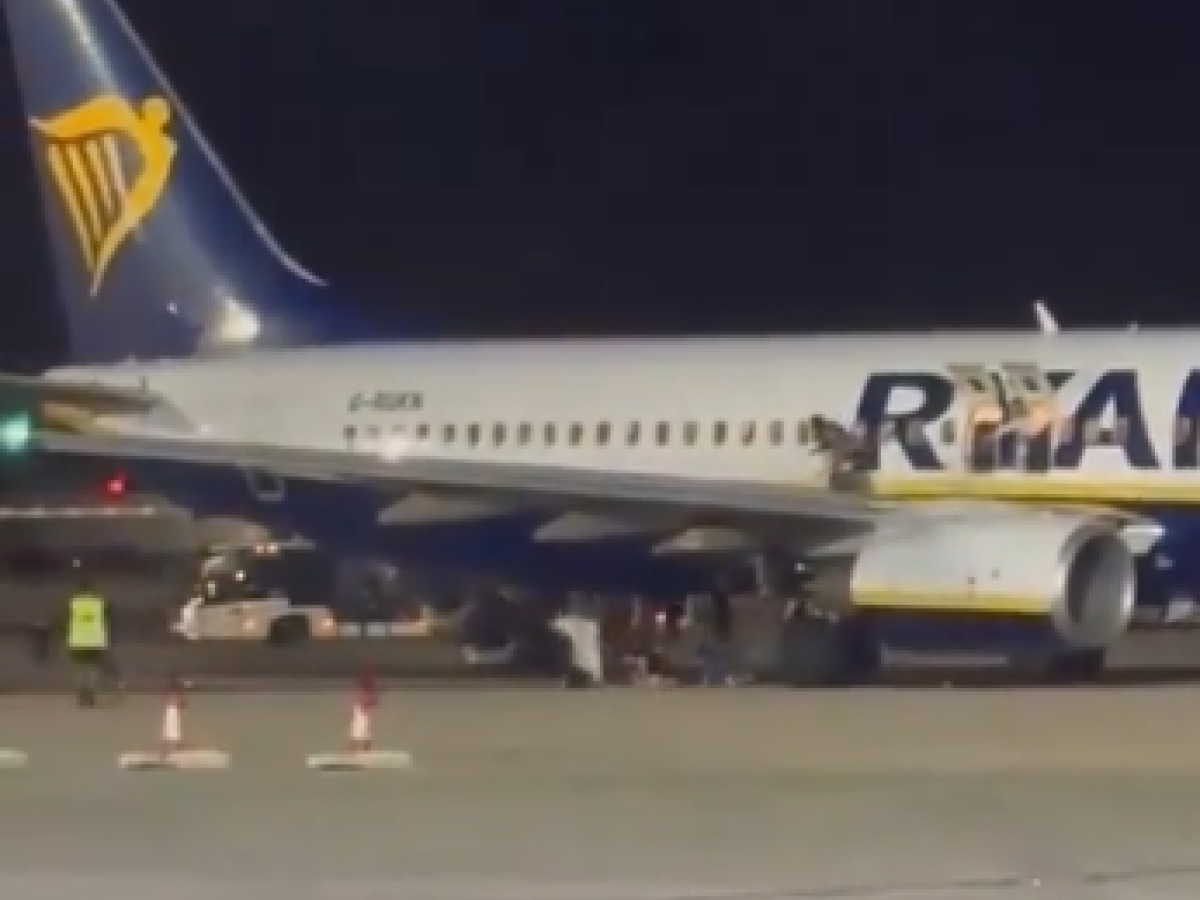 Falso allarme incendio sul volo Ryanair: passeggeri in fuga dalle ali dell Falso allarme incendio sul volo Ryanair: passeggeri in fuga dalle ali dell