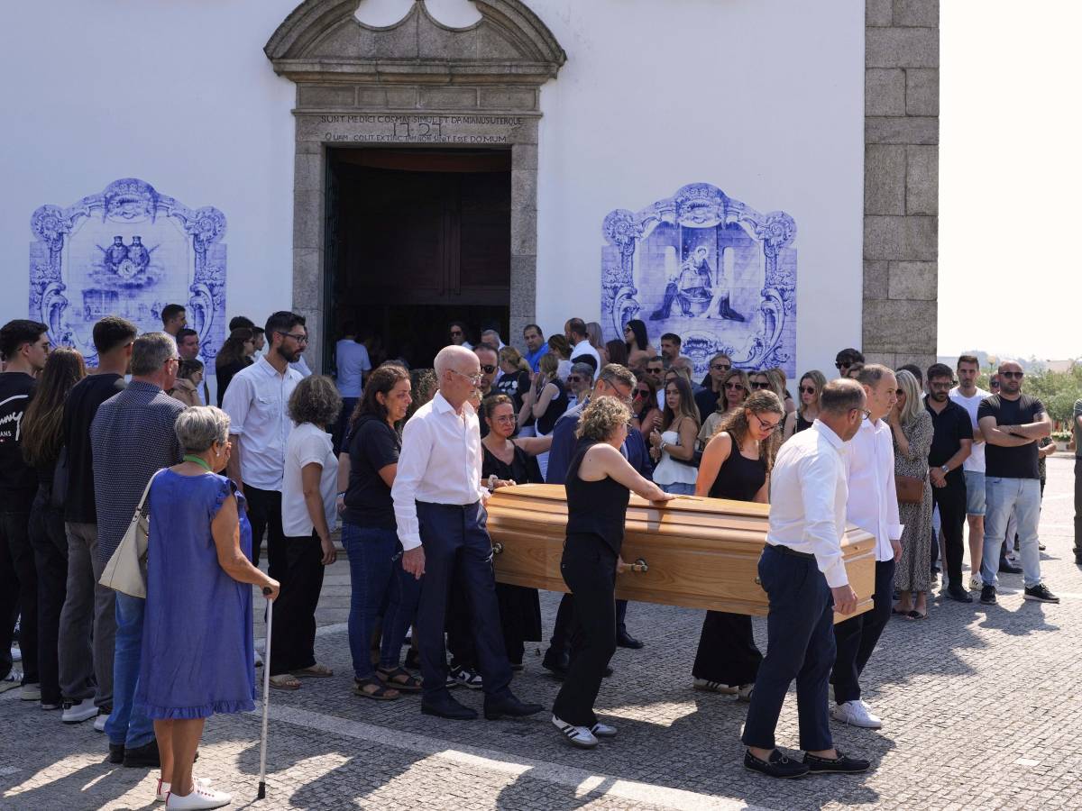 lacrime e dolore ai funerali di diogo jota polemica per l assenza di cristiano ronaldo